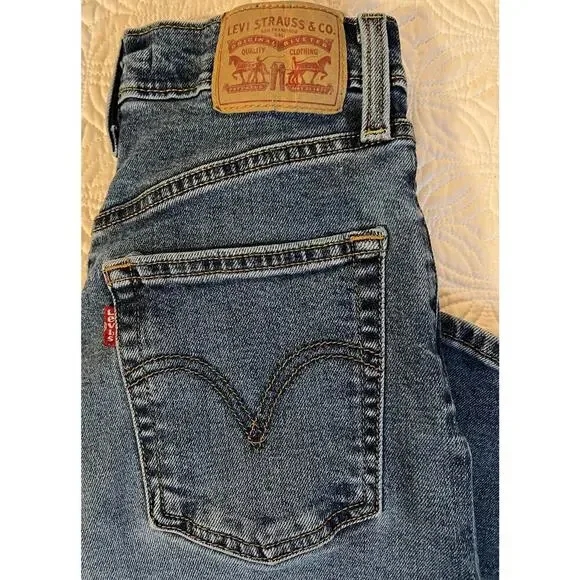 Levi’s Button-fly Jeans
Size 28 - Picture 4 of 8